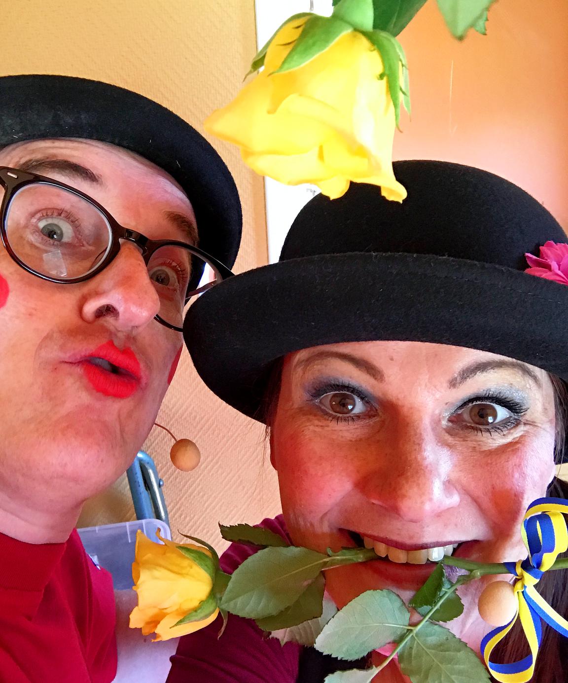Alexandra och Gustav Larson som Bova & Bove med rosor i munnen.